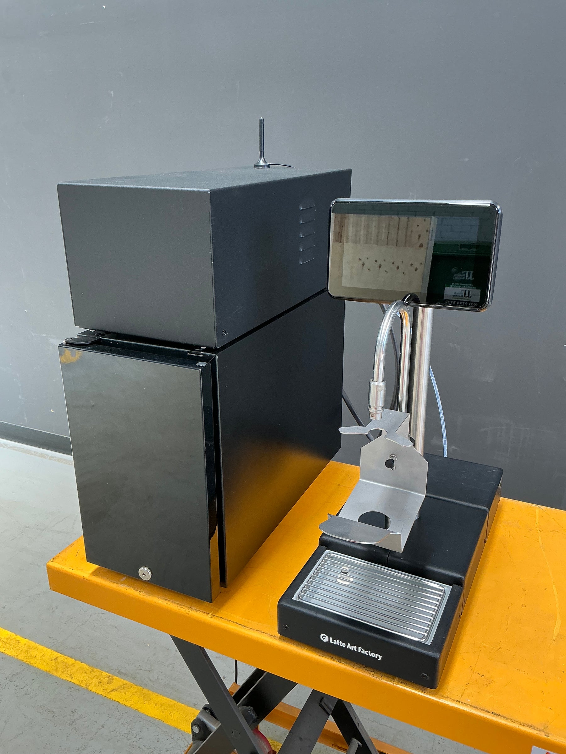 LATTE ART FACTORY BAR PRO Drink Dispenser under-bench