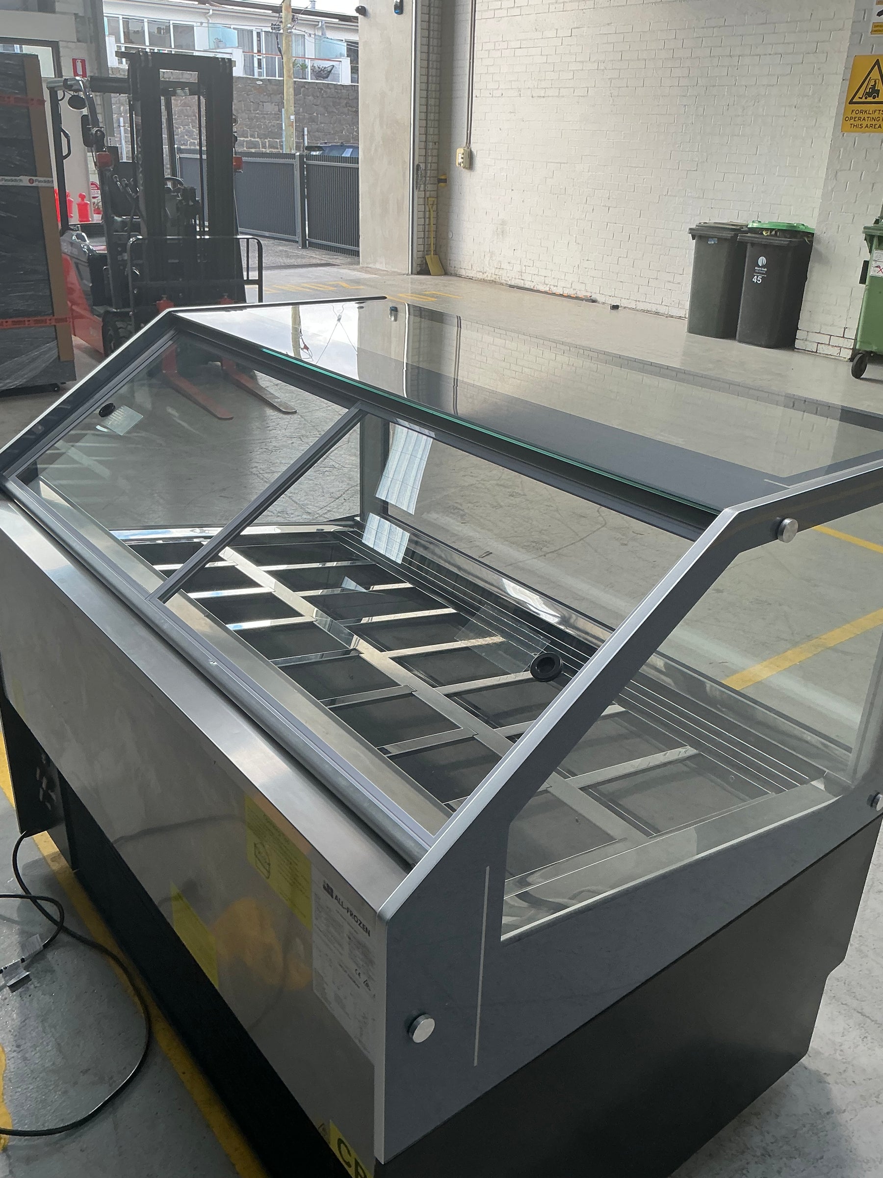 All-Frozen Sunshine - TM16 - 16 Tub Plug-In Gelato Display