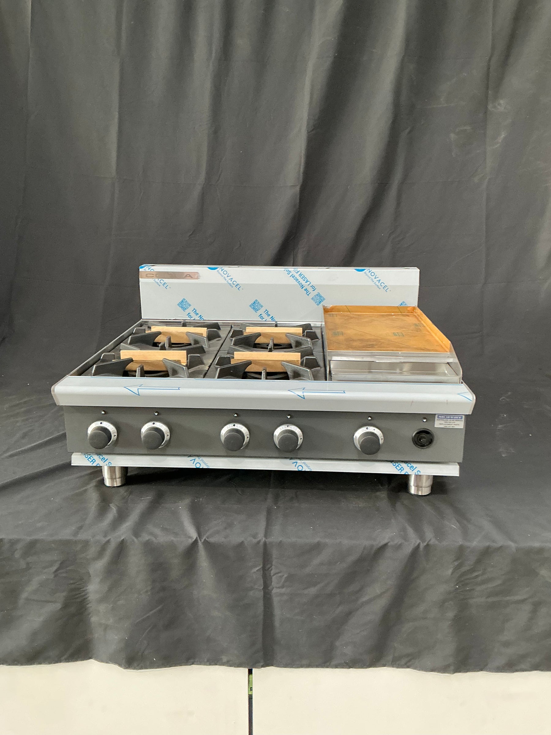Cobra - C9C-B - 900mm 4 Burner Gas Cooktop with Griddle