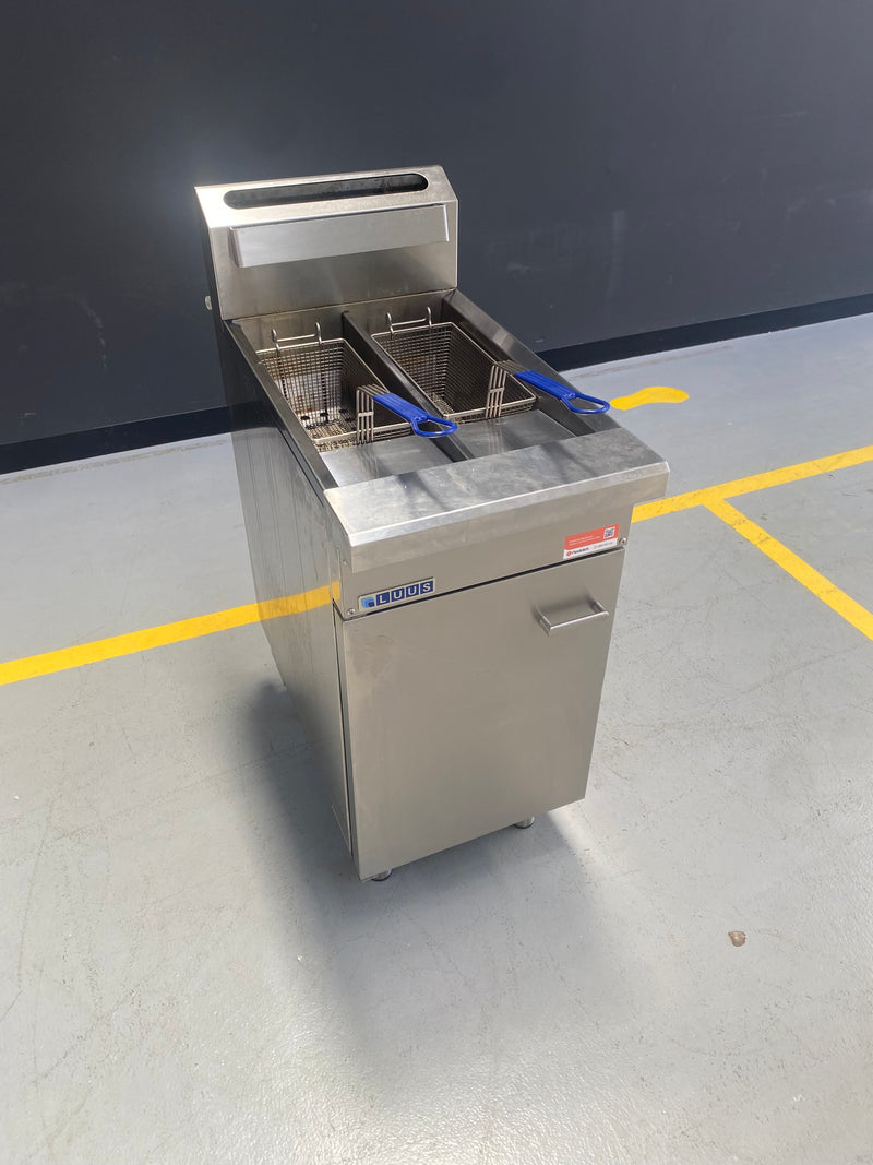 LUUS FSV-45 - 2 Basket Split V-Pan Fryer