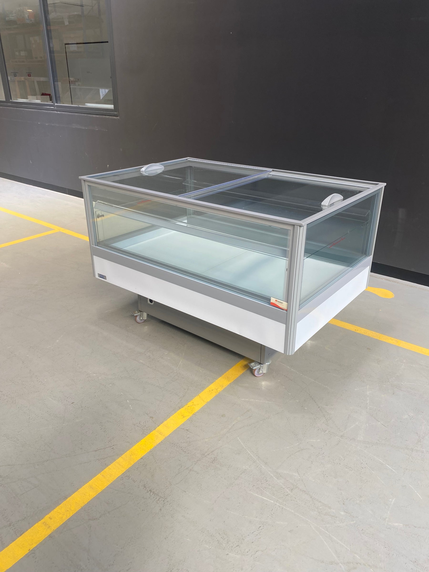 Bonnet Neve - Captur Chilled Island Display - TN150
